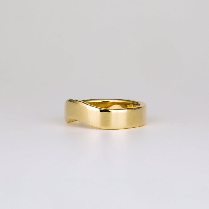 Plain curved contour wedding band in yellow gold, side view
