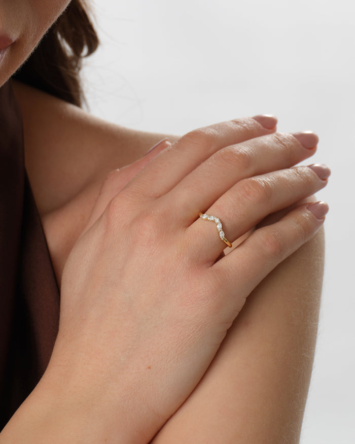Horizon nesting wedding band worn on a hand resting on the shoulder