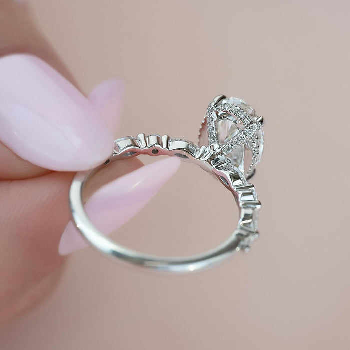 Scalloped bays holding the accent diamonds along the shoulder