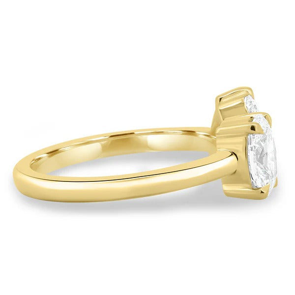 Open band toi et moi two stone diamond ring detail