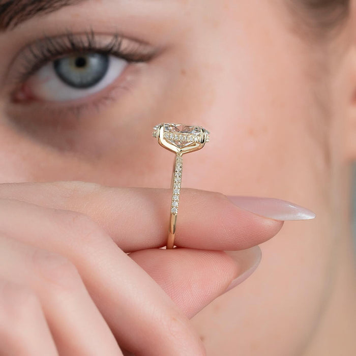 Profile showing the hidden halo and very fine pave shank
