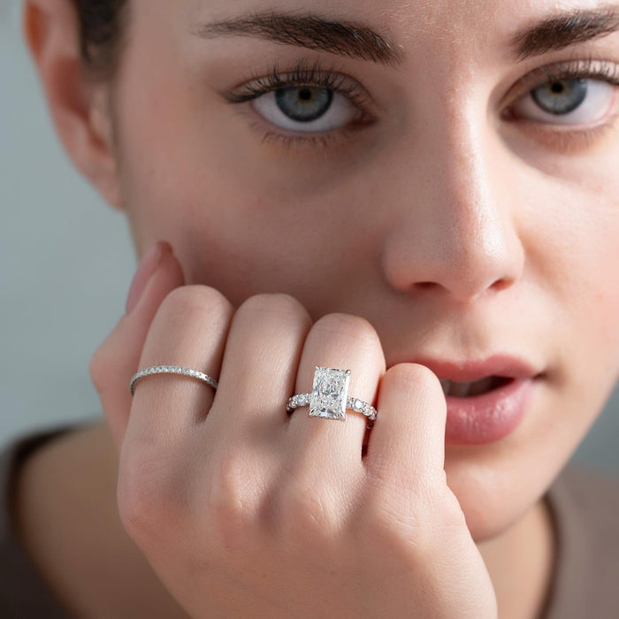 Round diamonds set edge to edge in shared claws along the shoulders