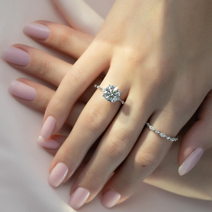 Graduated accent diamonds stepping down the shoulder of the round brilliant ring