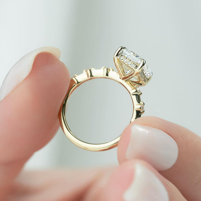 Widely spaced accent diamonds along the fine shank