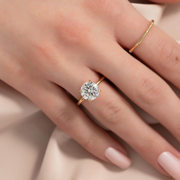 Round brilliant lab grown diamond solitaire with slim plain band