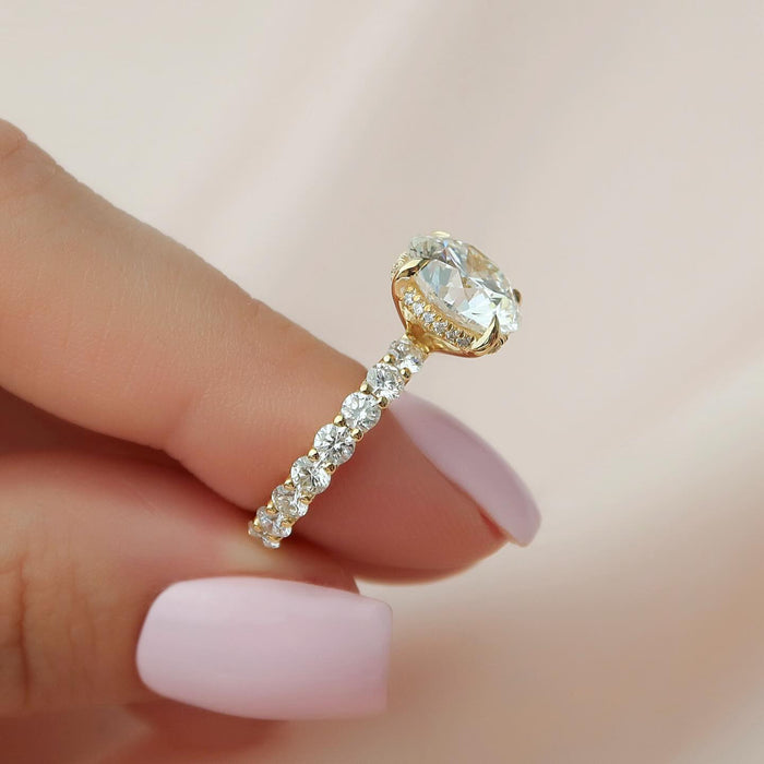 Shared prong accent diamonds running along the shoulders