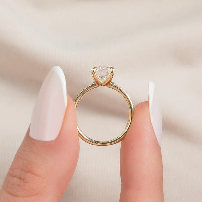 Four claw round brilliant diamond ring detail