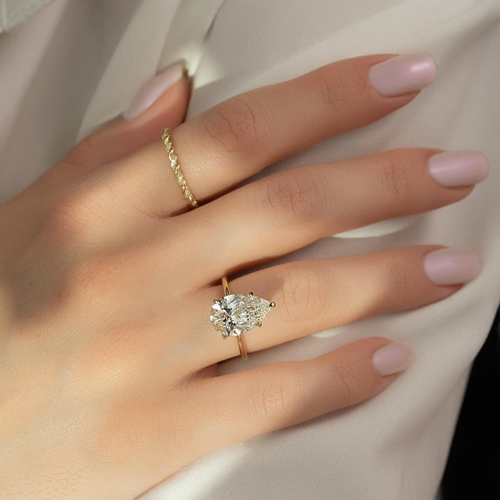 Claw prong crown holding the pear shape diamond