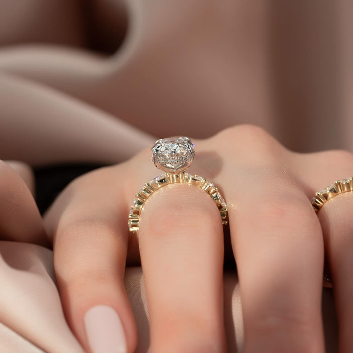 Tapering round accent diamonds along the shank