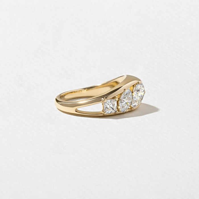 Angled view of the graduated row of lab grown diamonds in the dome band