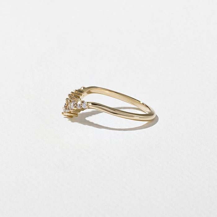 Side view of the curved cluster moissanite band