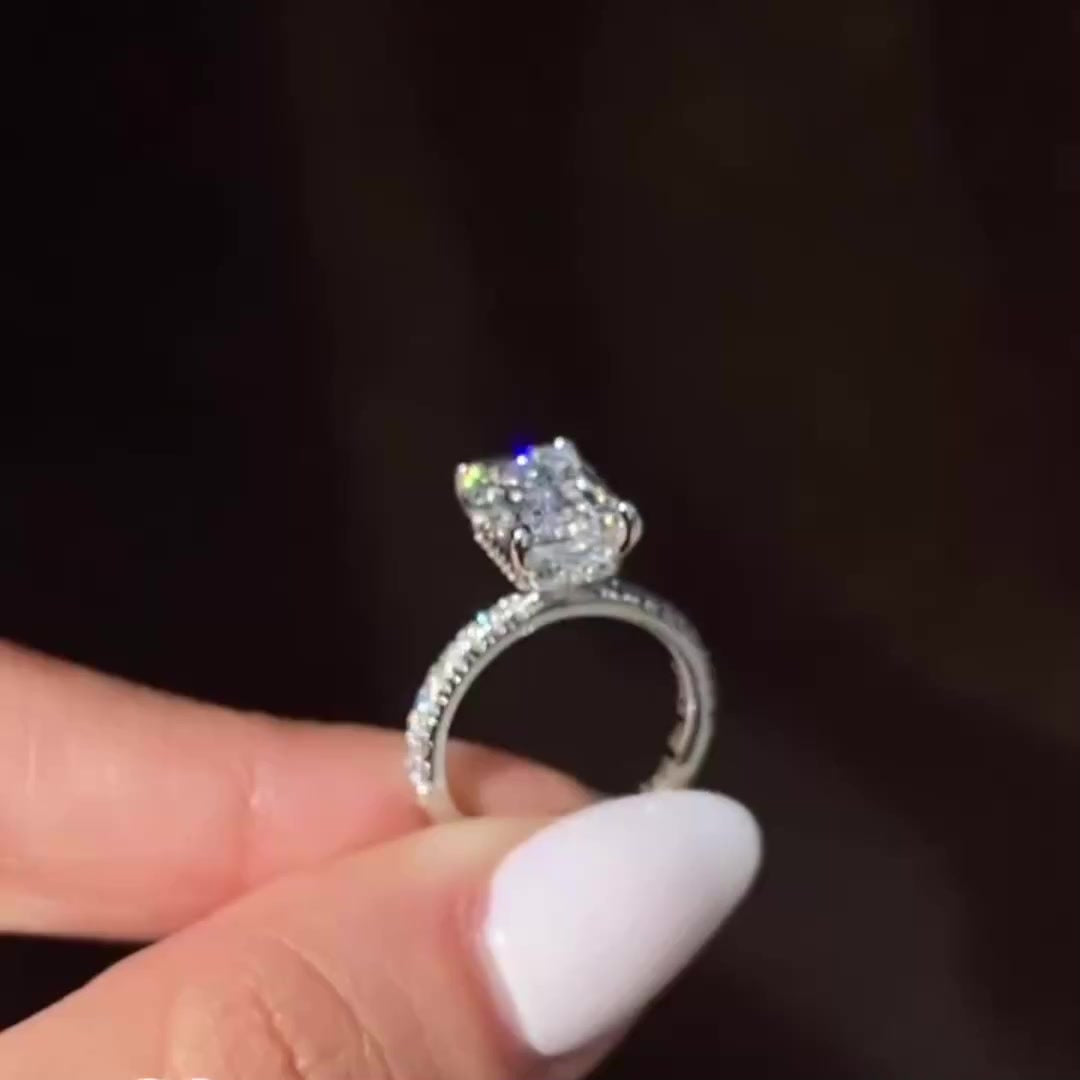 Luxury Moissanite Wedding Ring