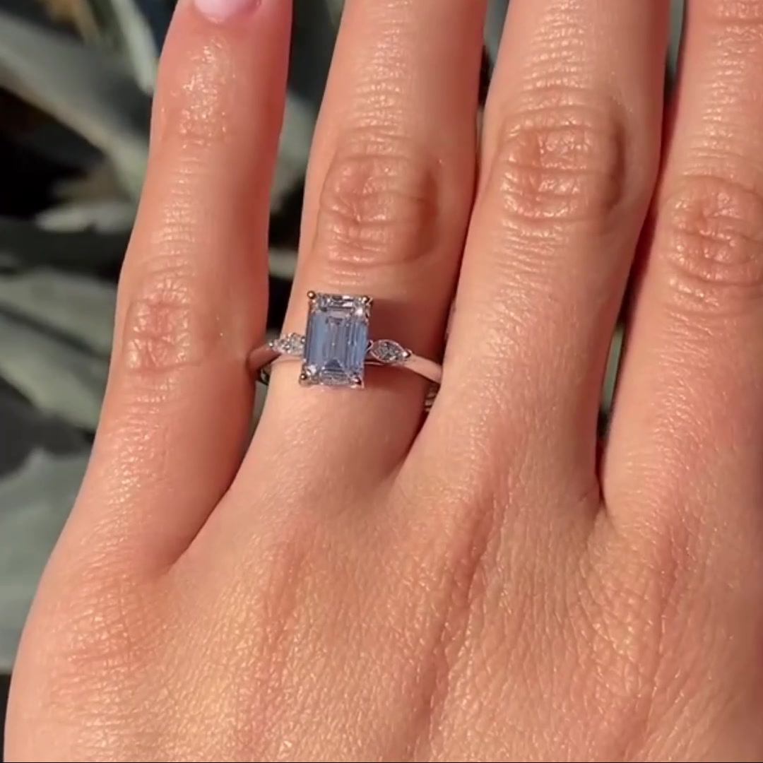 VVS Clarity Emerald Moissanite Ring