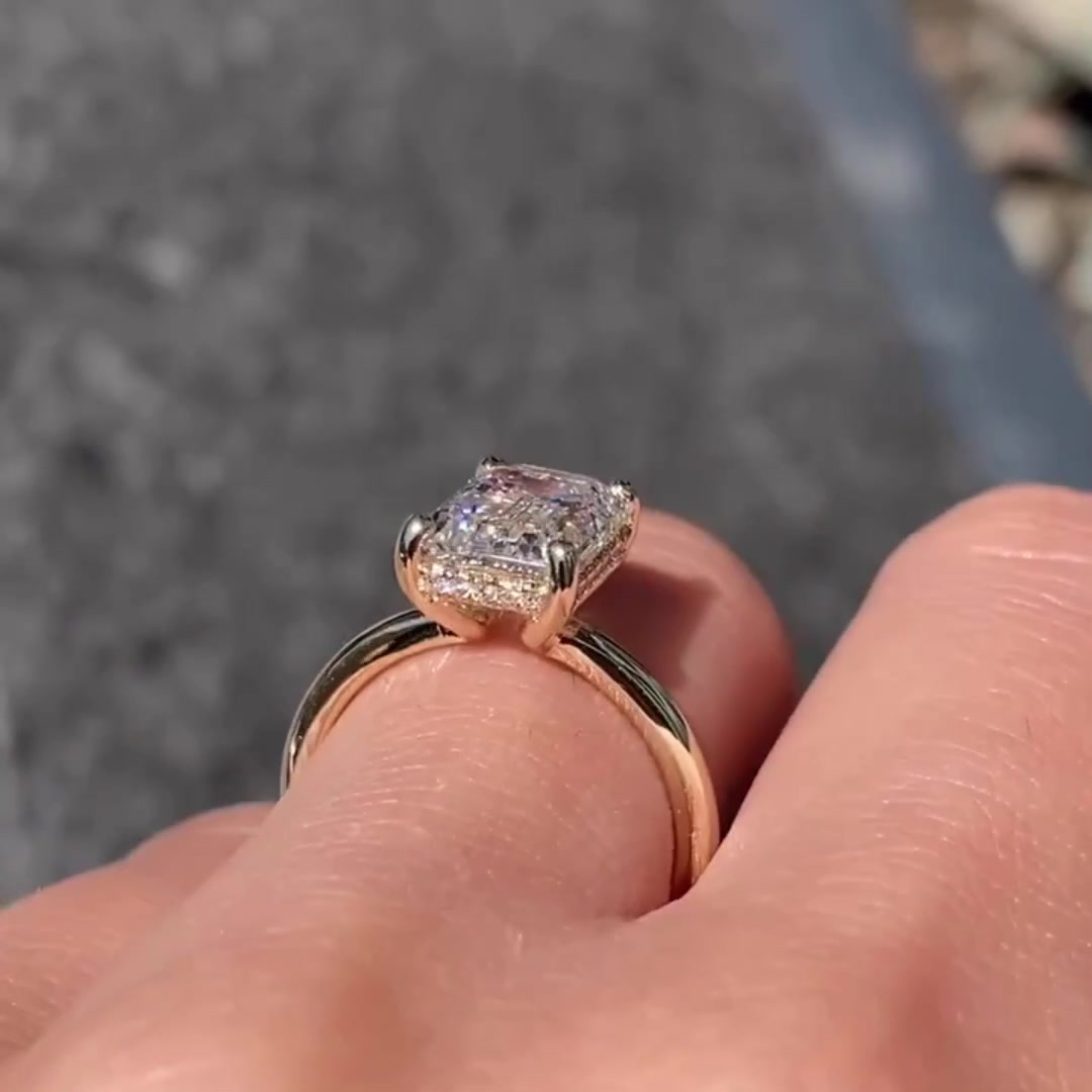 VVS Clarity Emerald Moissanite Ring