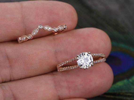 "Elegant Round Cut Moissanite Solitaire Engagement Ring with Split Shank Wedding Band"