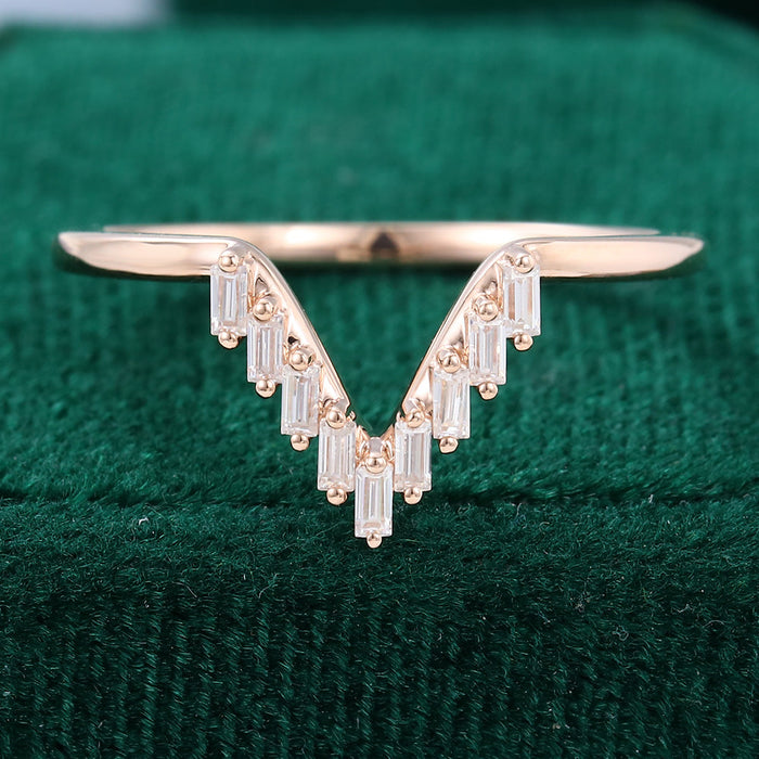 Baguette moissanite v-shaped curved wedding band, front view in rose gold