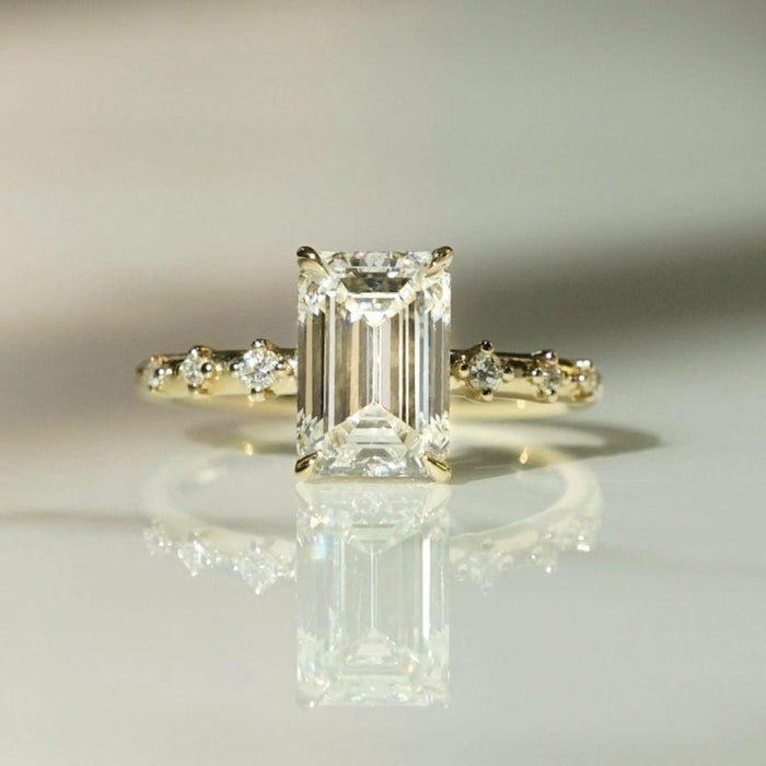 Distance set accents spaced along the band with polished metal between