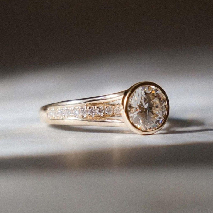 Full bezel enclosing the round brilliant lab grown diamond