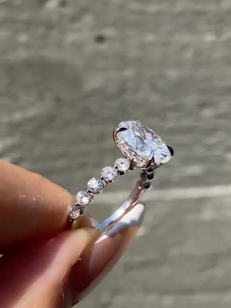 Elegant Oval Cut Moissanite Gift Ring