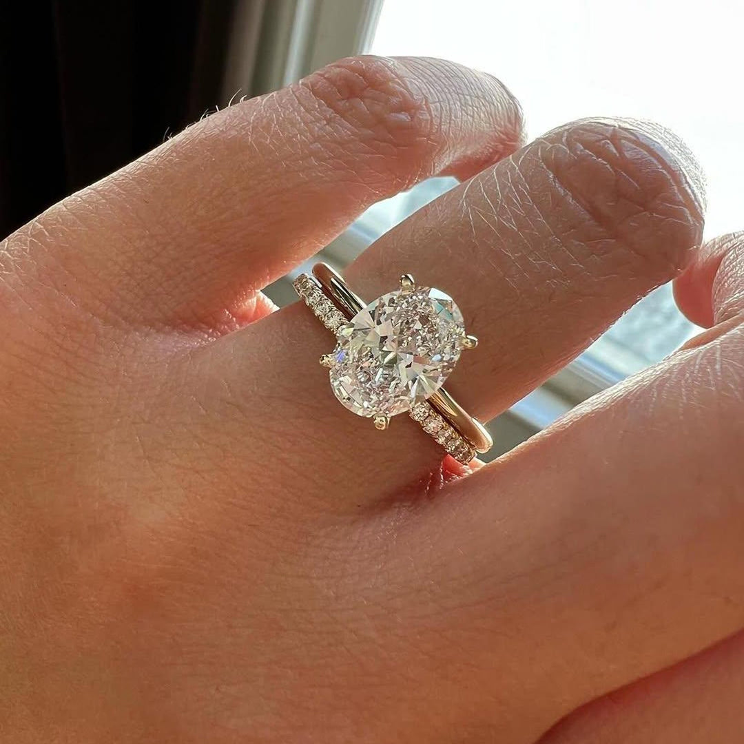 Elegant Oval Moissanite Anniversary Ring