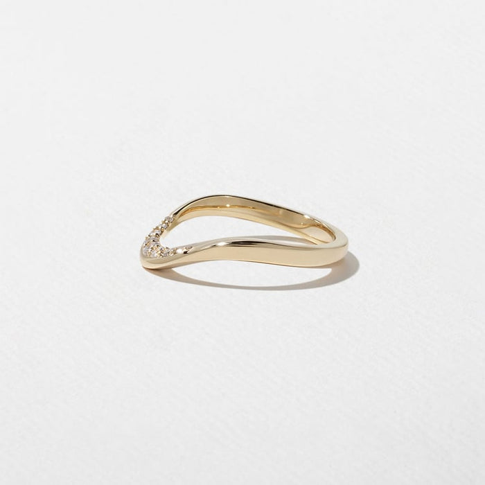 Side view of a curved moissanite band with graduated stones
