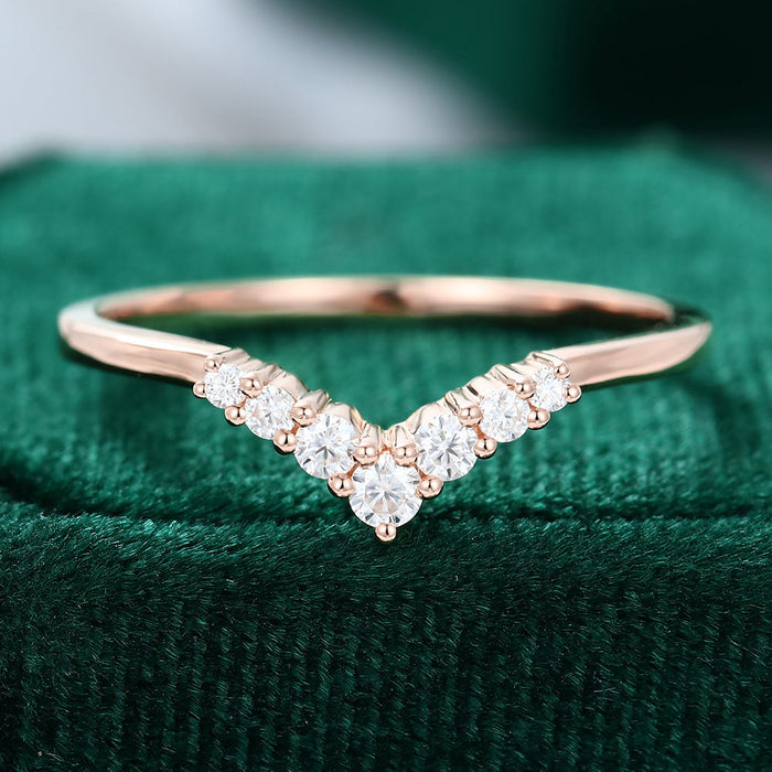 Round moissanite graduated v curved wedding band, front view in rose gold