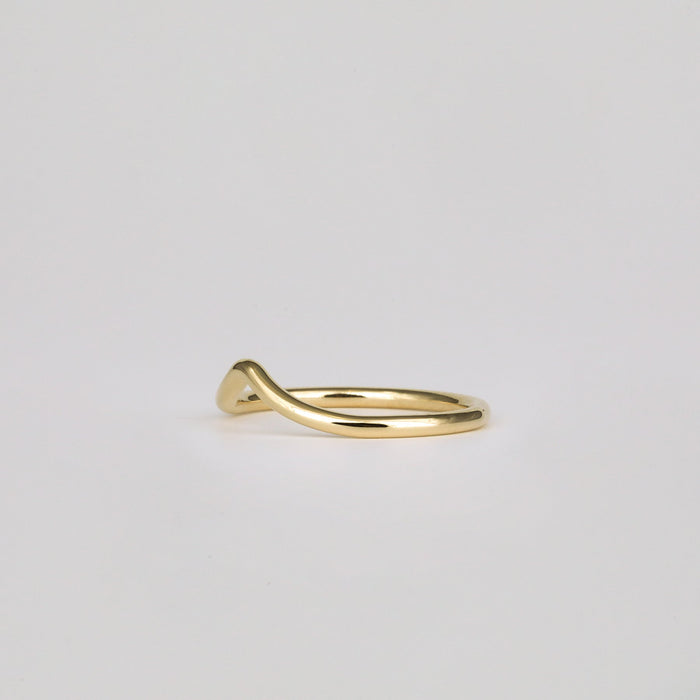 Plain V shaped curved wedding band in yellow gold, side view