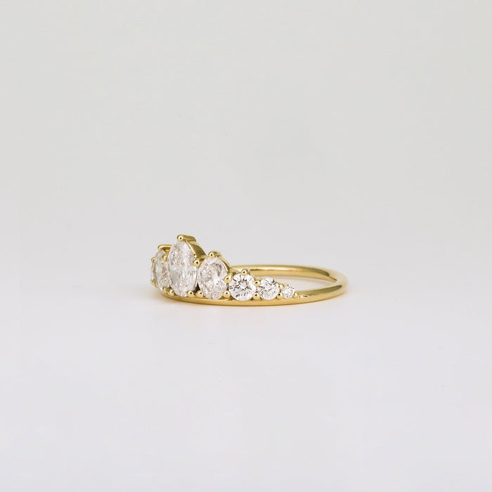 Oval and round moissanite graduated wedding band, side view