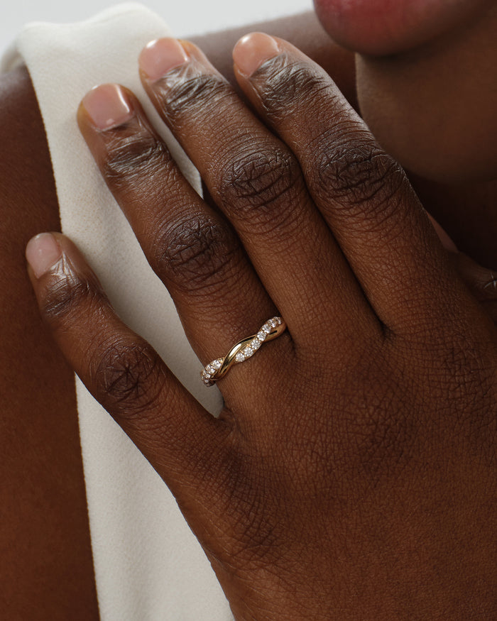 Twisted vine band in yellow gold worn on the finger
