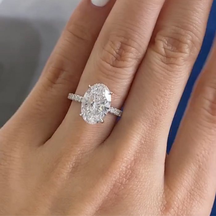 Exquisite oval halo moissanite engagement ring in gold
