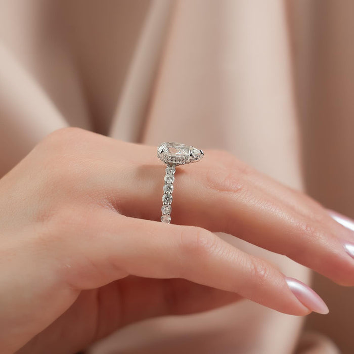 Round side diamonds in shared claws along both shoulders
