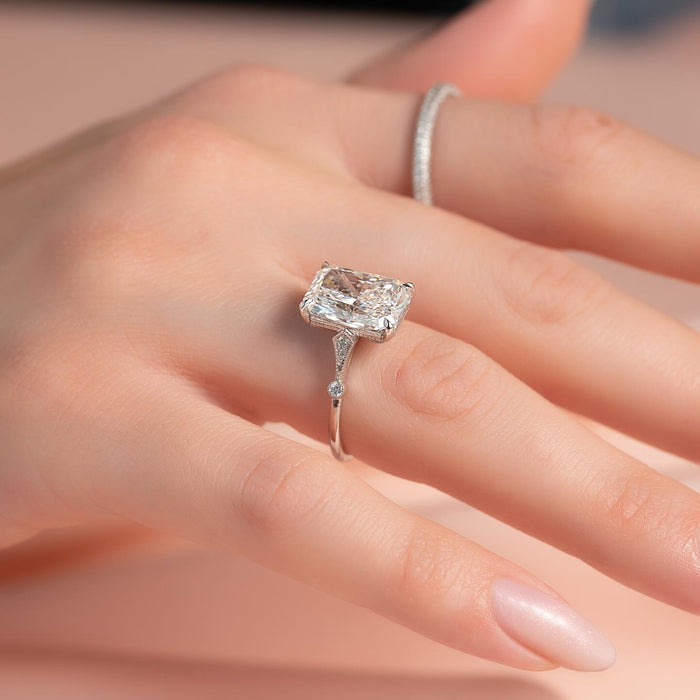 Single accent diamonds set into the wire band above and below the centre stone
