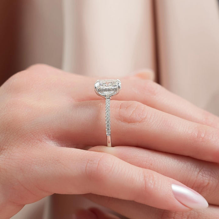 Fine micro pave along both shoulders of the band
