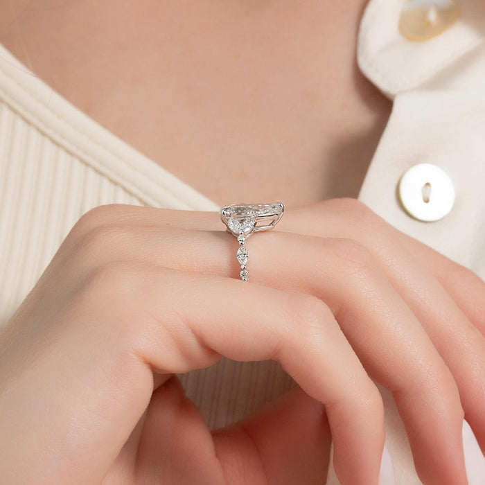 Alternating marquise and round diamond accents along the band