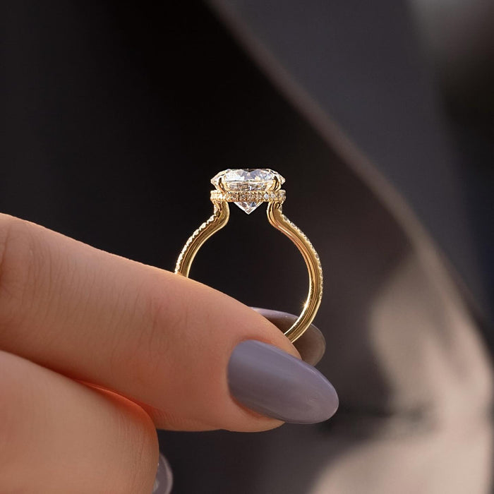 Profile showing hidden halo and pave running around the entire band