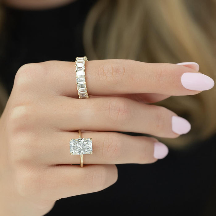 Compact four claw head holding the elongated radiant diamond