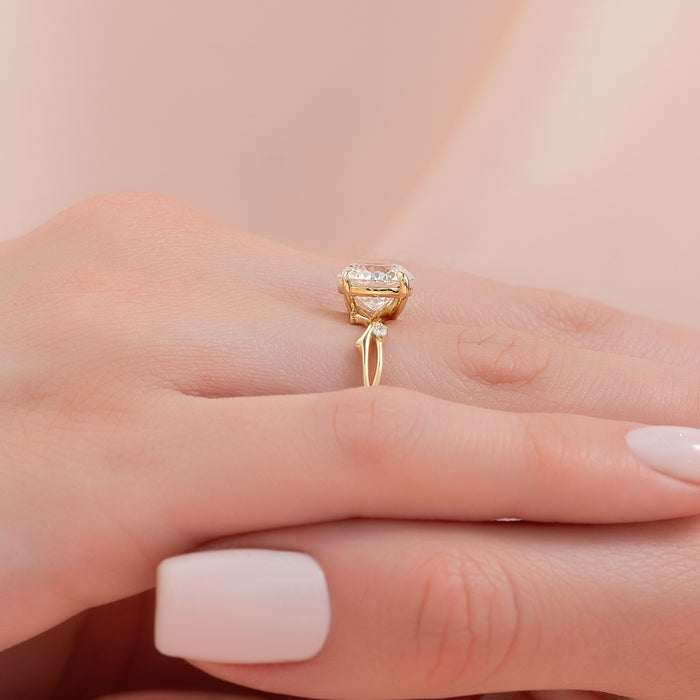 Side profile of the open split shank under the round brilliant diamond