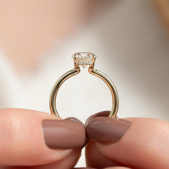 Six claw setting of the round brilliant lab grown diamond