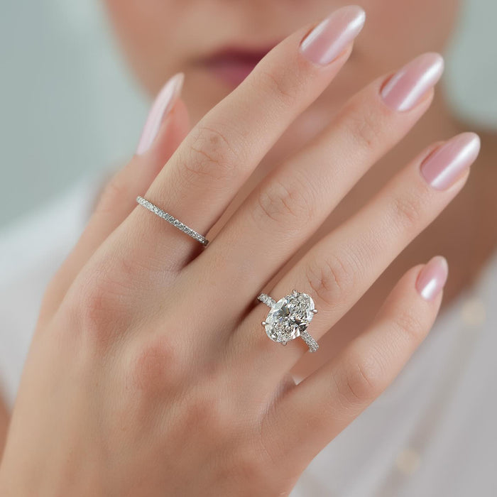Diamond set shoulders narrowing towards the back of the band