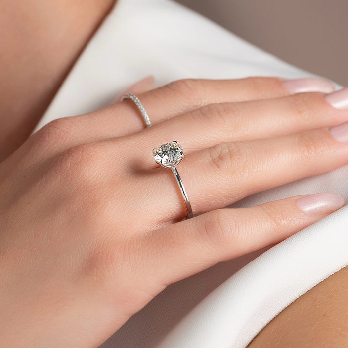 Four claw setting holding the round brilliant lab grown diamond