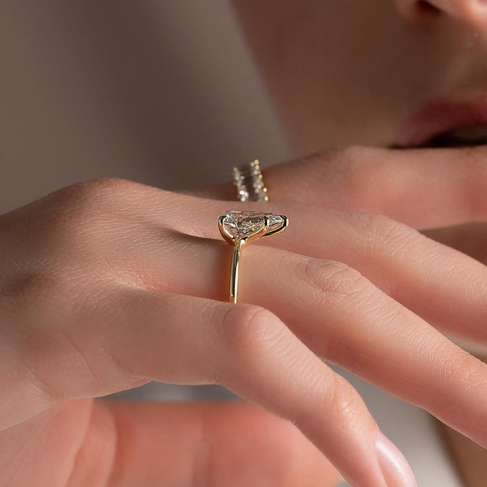 Six claw setting with a V claw protecting the point of the pear diamond