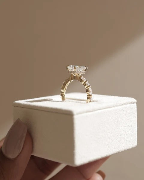 Alternating marquise and round accent stones detail
