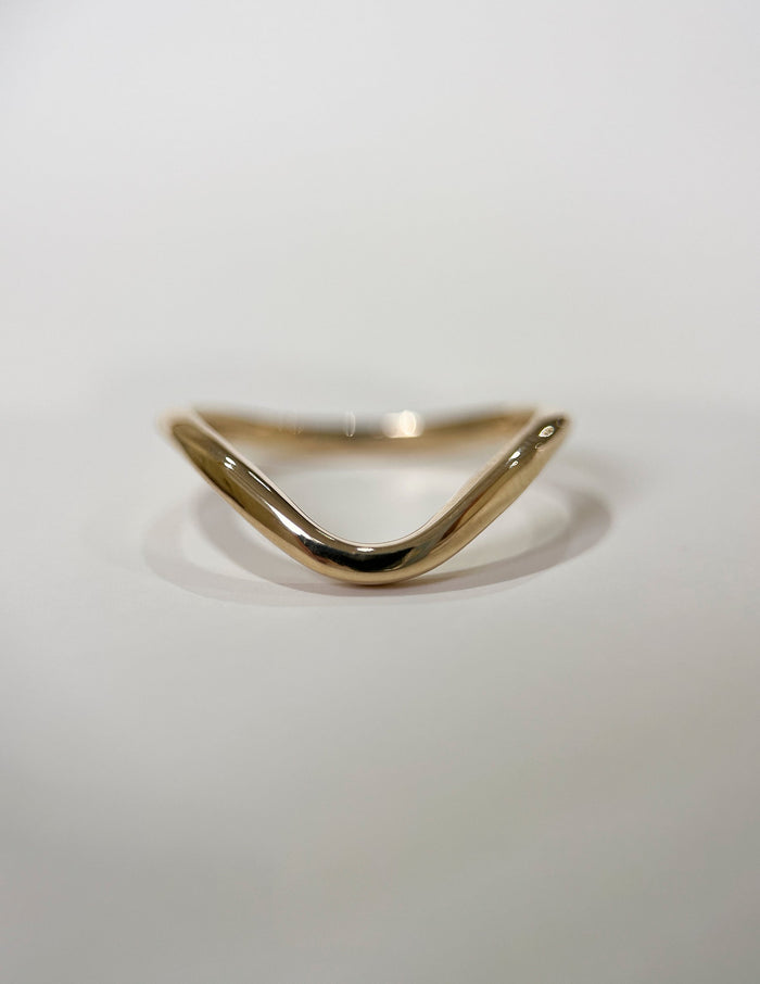 Slim plain gold wave wedding band, front view
