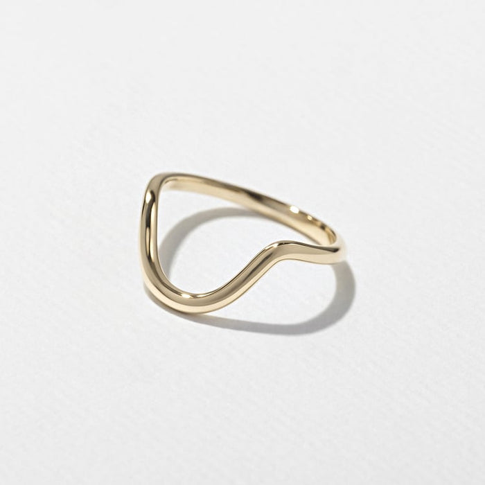 Side view of the plain curved wedding band
