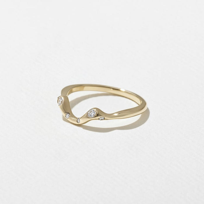 Side view of the scattered moissanite curved band