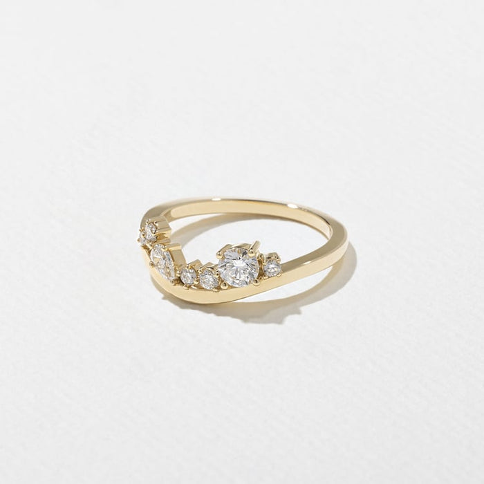 Side view of the curved cluster moissanite band