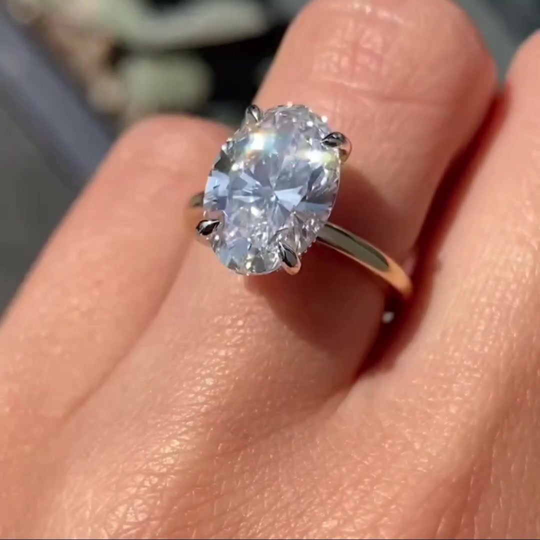 Classic Oval Moissanite Diamond Alternative Ring

