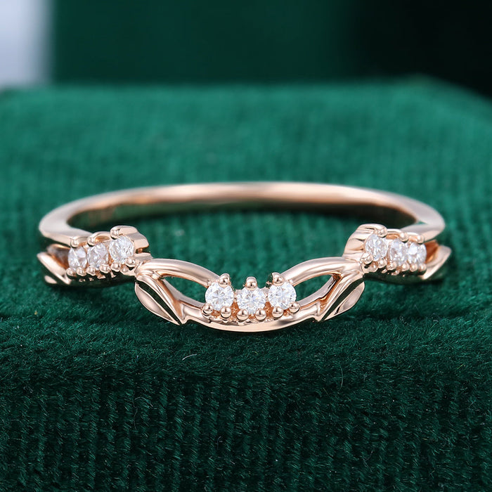 Round moissanite art deco leaf curved wedding band, front view in rose gold